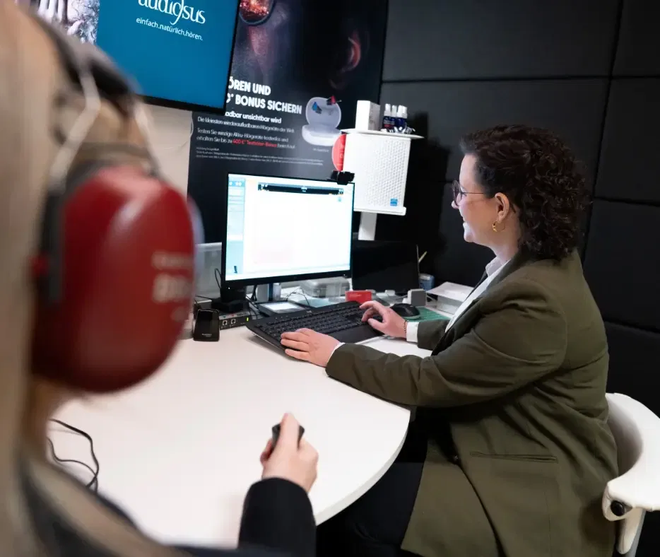 Hörakustiker beim Hörtest